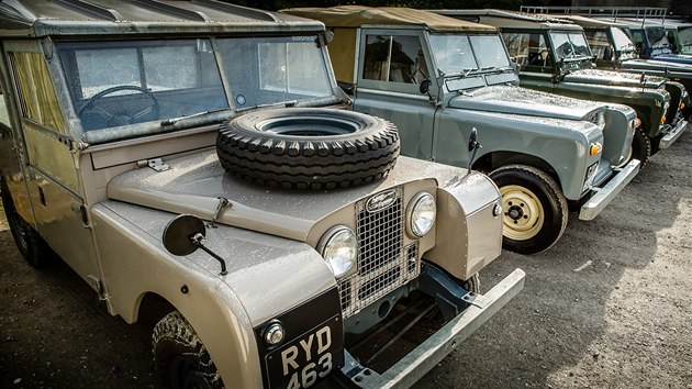 Slavnostn� j�zda model� Land Rover po ostrov� Islay ve Skotsku, kde jm�no t�to automobilky vzniklo.