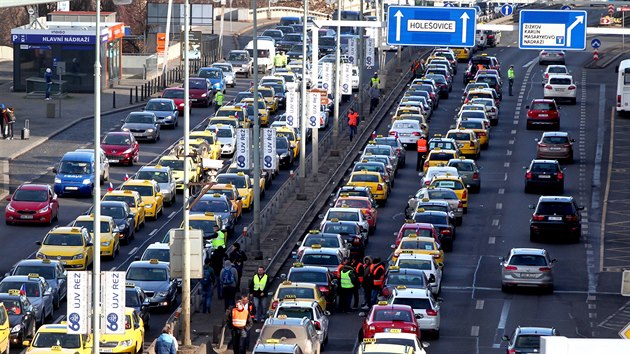 Taxiki protestuj na prask magistrle proti veden radnice, maximln povolen cen za kilometr jzdy taxi a alternativnm taxislubm. (8. nora 2016)
