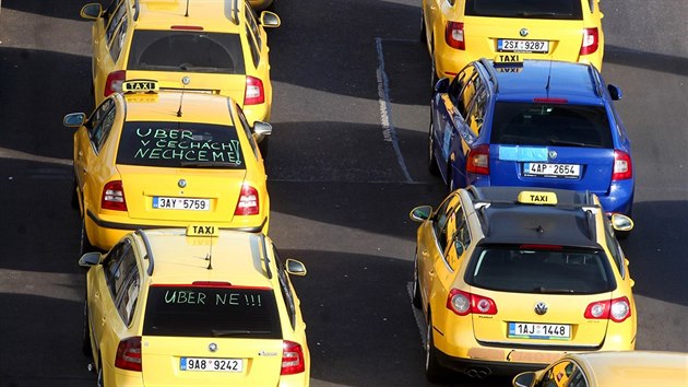 Taxikáři protestují na pražské magistrále proti vedení radnice, maximální povolené ceně za kilometr jízdy taxi a alternativním taxislužbám. (8. února 2016)