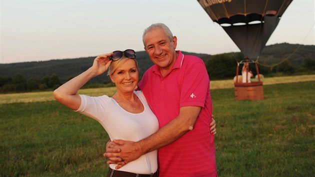 Helena Vondráčková s manželem Martinem Michalem si k výročí svatby nadělili let balonem. (2016)