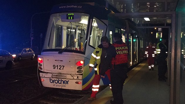 V zastávce Kublov na pražském Podolském nábřeží do sebe narazily dvě tramvaje (2. února 2016).