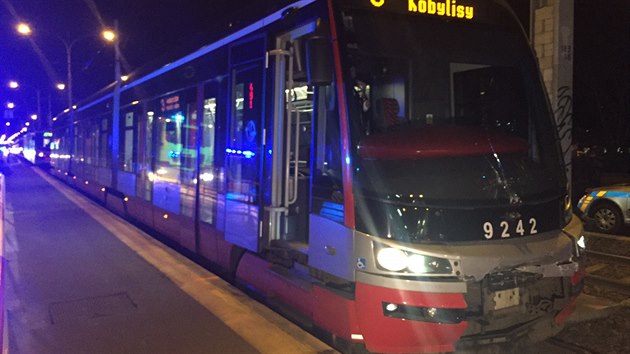 V zastávce Kublov na pražském Podolském nábřeží do sebe narazily dvě tramvaje (2. února 2016).