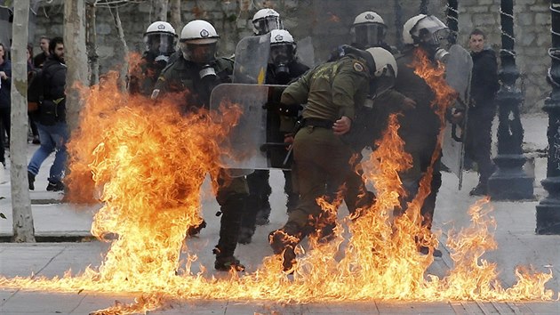 Během demonstrace v Athénách kvůli vládním reformám létaly zápalné lahve (4. února 2016).