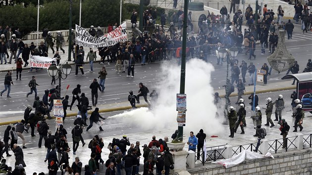 Demonstranti se střetli s pořádkovou policií (4. února 2016).