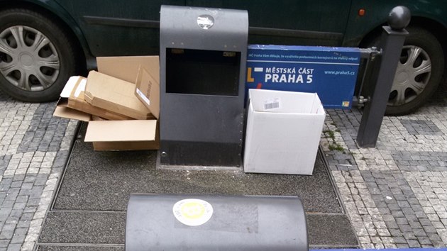 Podzemní kontejnery na tříděný odpad ve Stroupežnického ulici na Smíchově.