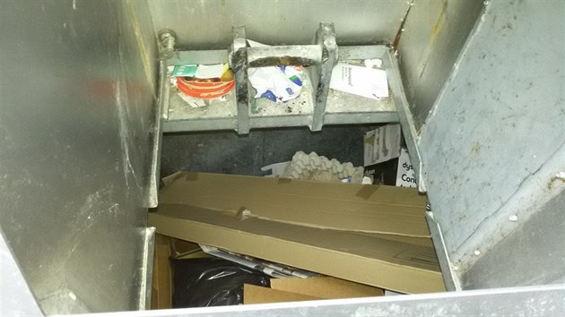 Vnitřek podzemního kontejneru na tříděný odpad ve Stroupežnického ulici na Smíchově.