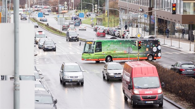 Elektrobus, kter jezd mezi stanic metra Budjovick a BB Centrem.