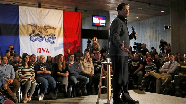Volební shromáždění v Iowě vypadá zhruba tak, že se lidé nejdříve sejdou a přímo v místnostech diskutují o kandidátech. Tak úplně jako na snímku to ale nebude - zde je řečníkem jeden z republikánských kandidátů Marco Rubio.