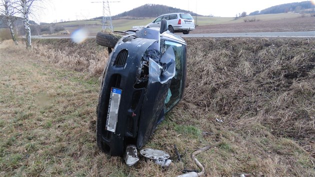 Snmek z nehody Mitsubishi Carisma mezi obcemi Dlouhomilov a Brnko na umpersku. idi pi pedjdn dostal smyk a narazil do stromu. (31. ledna 2016)