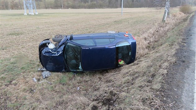 Snímek z nehody Mitsubishi Carisma mezi obcemi Dlouhomilov a Brníčko na Šumpersku. řidič při předjíždění dostal smyk a narazil do stromu. (31. ledna 2016)
