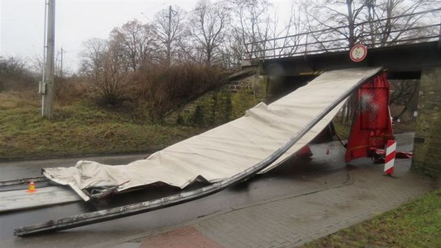 Snímek z nehody nákladní soupravy Iveco pod železničním mostem v ulici Novosady v Němčicích nad Hanou. (1. únor 2016)