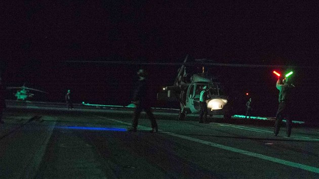 Posdka americk letadlov lodi USS Dwight D. Eisenhower zachrnila echy, kterm selhala plachetnice (7. nora 2016)