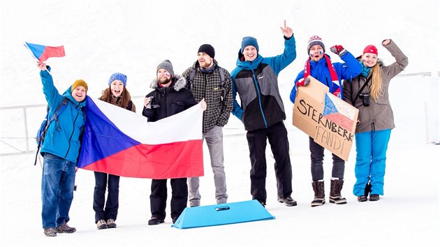 Hrstka fanouk, kte pili podpoit esk biatlonisty na trati v Canmore.