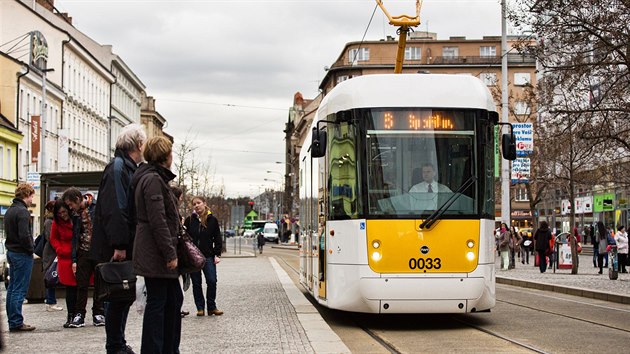 Tramvaj pezdvan Evika voz cestujc v rmci zkuebnho provozu (2.2.2016).