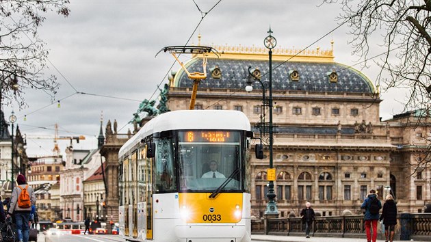 Tramvaj pezdvan Evika voz cestujc v rmci zkuebnho provozu (2.2.2016).