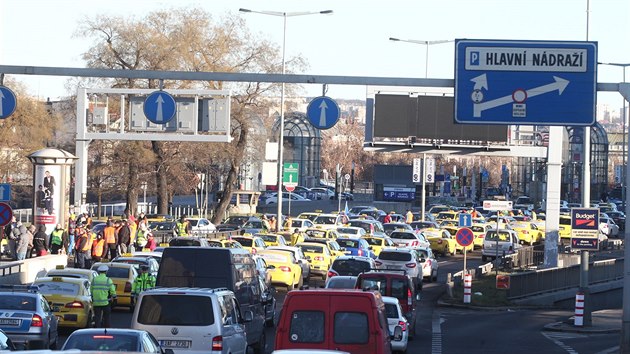 Necel dv stovky taxik blokuj kvli stvce praskou magistrlu ve Wilsonov ulici (8.2.2016).