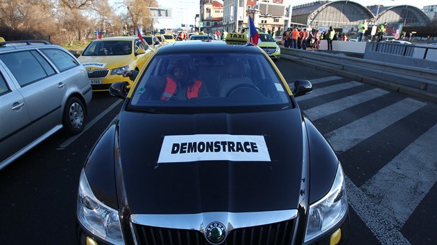 Necel dv stovky taxik blokuj kvli stvce praskou magistrlu ve Wilsonov ulici (8.2.2016).