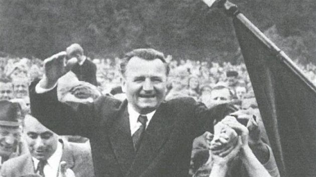 Klement Gottwald jako oblíbený předseda československé vlády v roce 1946 (z knihy Českoslovenští prezidenti, Paseka 2016)