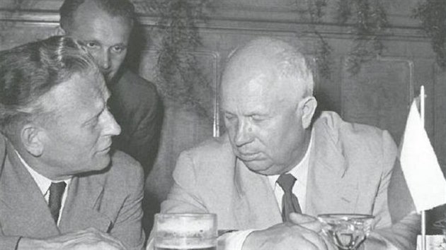 Antonín Novotný se sovětským vůdcem Nikitou Chruščovem (z knihy Českoslovenští prezidenti, Paseka 2016)