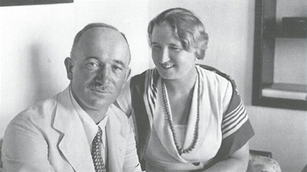 Edvard Beneš s Hanou Benešovou v Sezimově Ústí, 1933 (z knihy Českoslovenští prezidenti, Paseka 2016)
