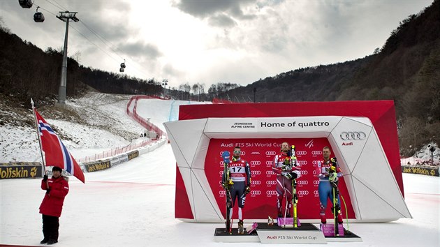 Stupn vtz po sjezdu v korejskm ongsonu. Na nejvym stupni Kjetil Jansrud.