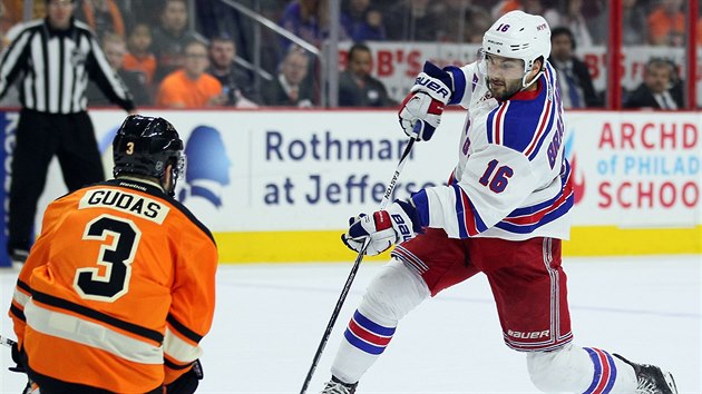 Radko Gudas z Philadelphie se pokou zblokovat stelu Tannere Glasse z  New York Rangers.