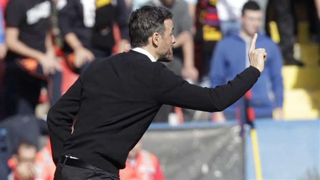 Trenr Barcelony Luis Enrique gestikuluje na sv hre.