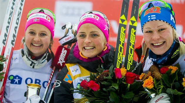 V cli druh Ingvild Flugstad stbergov (zvleva), vtzn Therese Johaugov a tet Anne Kyllnenov slav po zvodu na 30 kilometr klasicky v Oslu.