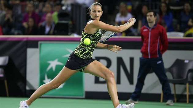 SOUSTEDN. Karolna Plkov v utkn Fed Cupu proti Rumunsku.
