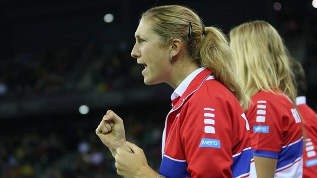 NERVY NA LAVICE. Denisa Allertov povzbuzuje pi Fed Cupu v Rumunsku.