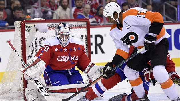 Wayne Simmonds z Philadelphie ped brankem Washingtonu Bradenem Holtbym.