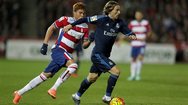 Luka Modri z Realu Madrid uhn s mem, sth ho Adalberto Penaranda z Granady.