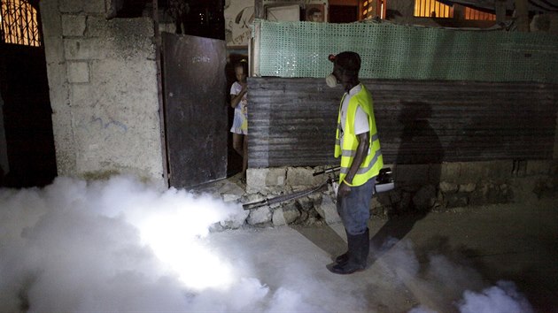 Boj s komry, kte penej virus zika, na Haiti.