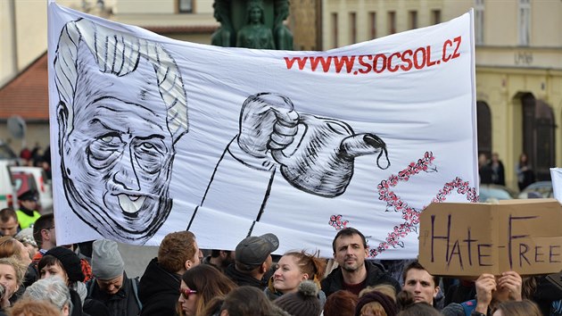 Zástupci Socialistické solidarity na demonstraci Za Evropu bez strachu a...