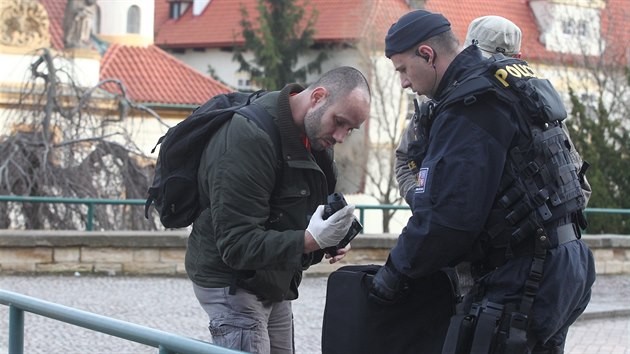 Policist zkoumaj zbra, ze kter se stlelo na Loretnskm nmst. Mue, kter z n vystelil, policie zadrela.