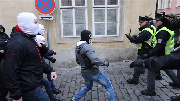 Momentka z potyky mezi skupinami demonstrant v Thunovsk ulici v Praze, jak ji zachytil fotograf iDNES.cz.