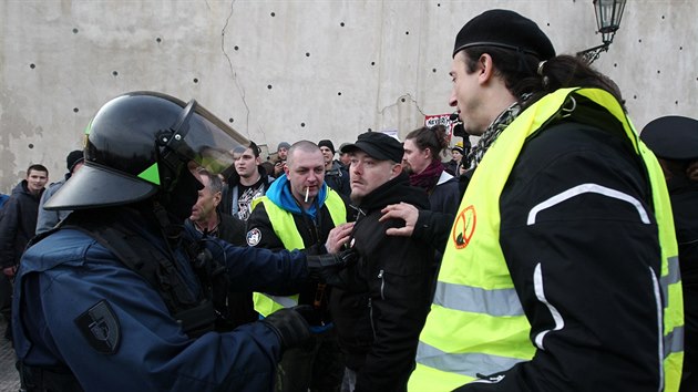 Policie a antikonfliktn tm ukliduj situaci pod Praskm hradem, odkud se odprci uprchlk sna dostat k hlavnmu enickmu pdiu na Hradanskm nmst.