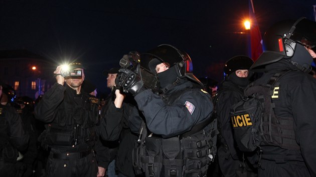 Demonstranty po celý den natáčelo hned několik policejních kamer, včetně speciálních na noční vidění.