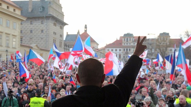 Pedseda Bloku proti islmu Martin Konvika promlouv ke svm pznivcm pi norovch demonstracch v Praze.