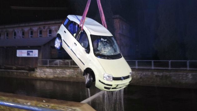 Hasiči vyprošťovali osobní auto z náhonu řeky Jizery v Železném Brodě. (5.2.2016)