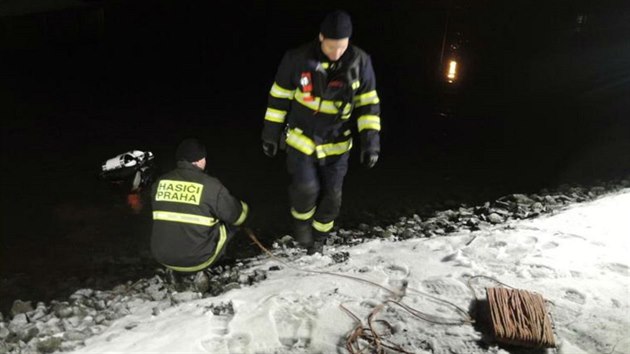 Hasii vyproovali osobn auto z nhonu eky Jizery v eleznm Brod. (5.2.2016)