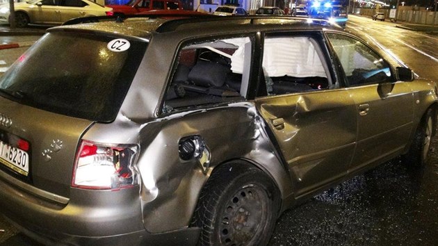 Takto dopadlo osobn auto Audi po srce na Sokolovsk ulici v Praze. Pokozen je i druh vz. (5.2.2016).
