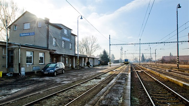 Pusto, przdno. Na starm ndra v Opatovicch nad Labem zstali jen dispeei. Vlaky tu od prosince pouze projdj (30.1.2016).