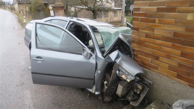 Řidič zemřel po nárazu do jednoho z domů v Křižanově na Náchodsku (2.2.2016).