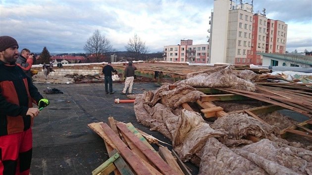 Stechu hasisk stanice v Horaovicch poniil siln vtr. st stechy zstala viset na budov, st spadla na komunikaci. (9. nora 2016)