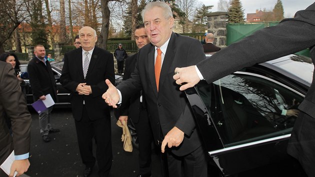 Prezident Miloš Zeman při příjezdu do Klatov. Na snímku vlevo hejtman Václav Šlajs. (9. února 2016)