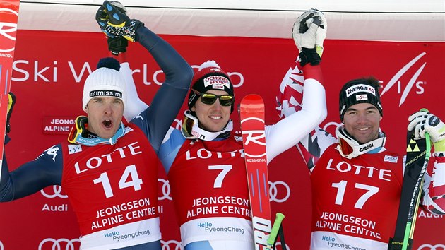 vcarsk lya Carlo Janka (uprosted) slav triumf v superobm slalomu v korejskm ongsonu spolu s druhm Christofem Innerhoferem (vlevo) z Itlie a Vincentem Kriechmayrem z Rakouska.