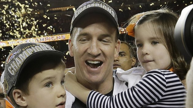 Peyton Manning si uv radosti se synem Marshallem a dcerou Mosley.