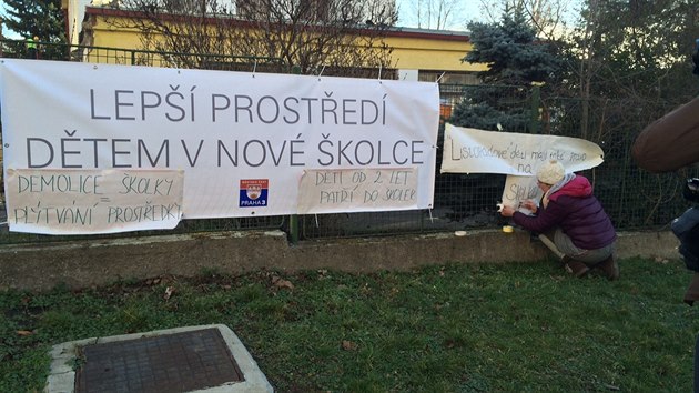 V pondl ped kolkou Bukov na Jarov probhl protestn happening proti jejmu zbourn(8.2.2016)