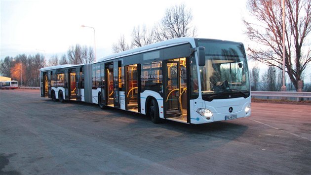 Dopravn podnik testuje velkokapacitn autobus, kter uveze tm dv st lid na letit Vclava Havla (8.2.2016)